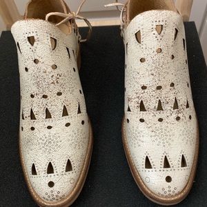 Sandstone ankle boots with rubber sole